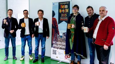 PM 33 Stadt Burghausen: Kooperation zwischen Helmbrecht und Brauerei Wieninger mit Handschlag besiegelt